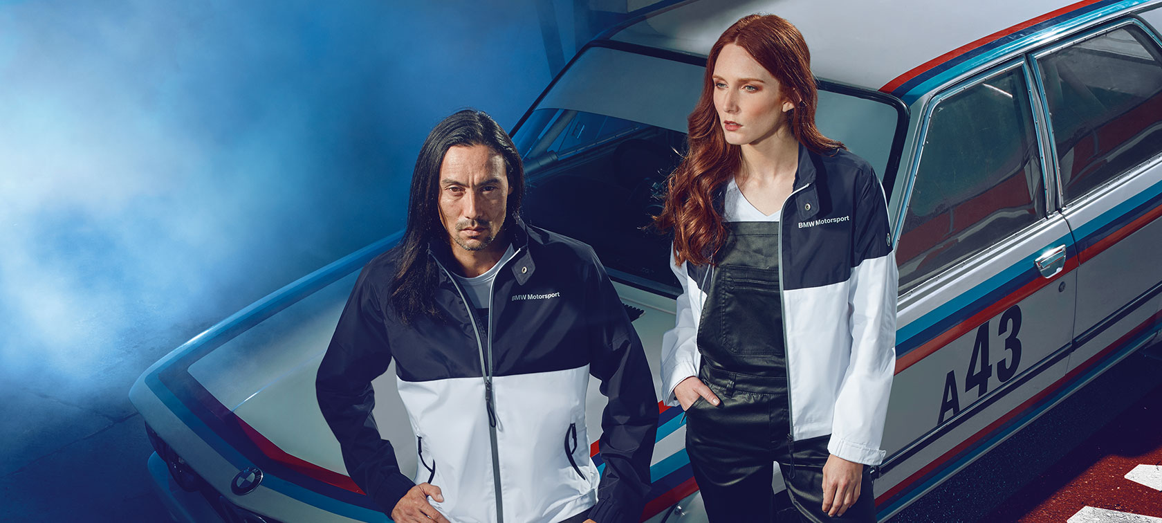 BMW Lifestyle. Man en vrouw in jack uit de BMW Motorsport Collection.